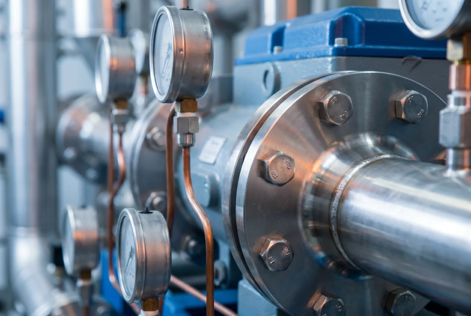 Hochwertige Edelstahl-Prozessanlage einer herstellerunabhängig geplanten Wärmepumpe